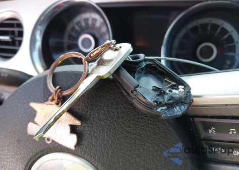 2013 Ford Mustang V6 Premium z USA, uszkodzony, nr VIN 1ZVBP8AM4D5213530